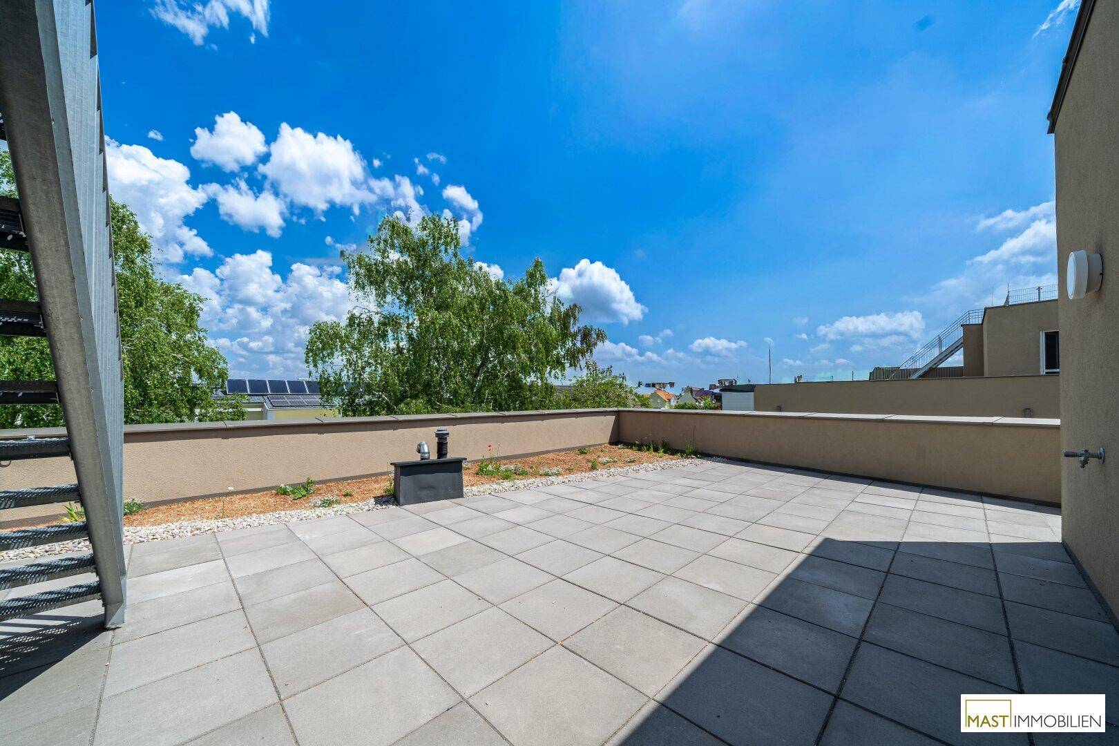 Weitläufige Dachterrasse mit viel Platz und Blick auf die Umgebung.