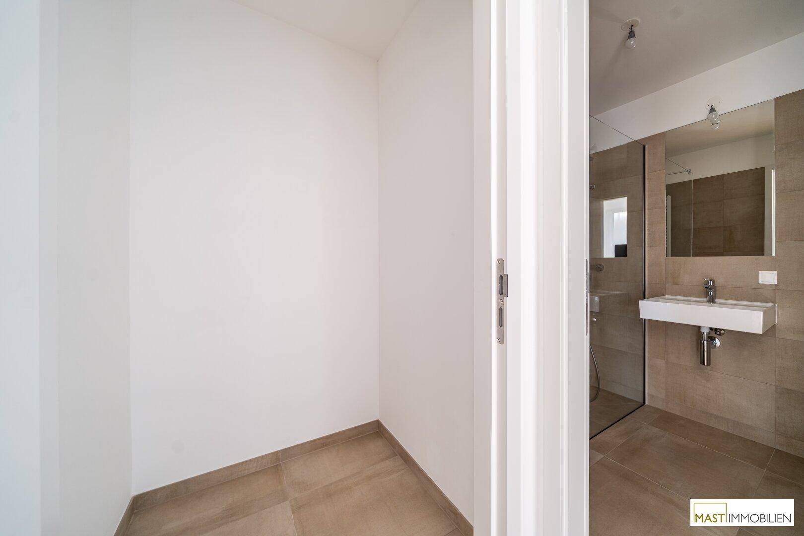 Kleiner, leerer Raum mit Fliesenboden, ideal als Abstellraum oder begehbarer Kleiderschrank.