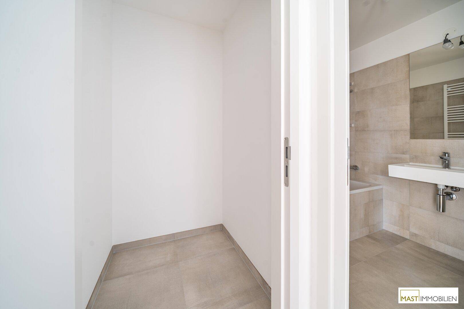 Praktischer Abstellraum mit Fliesenboden, direkt neben dem Badezimmer gelegen, bietet zusätzlichen Stauraum.