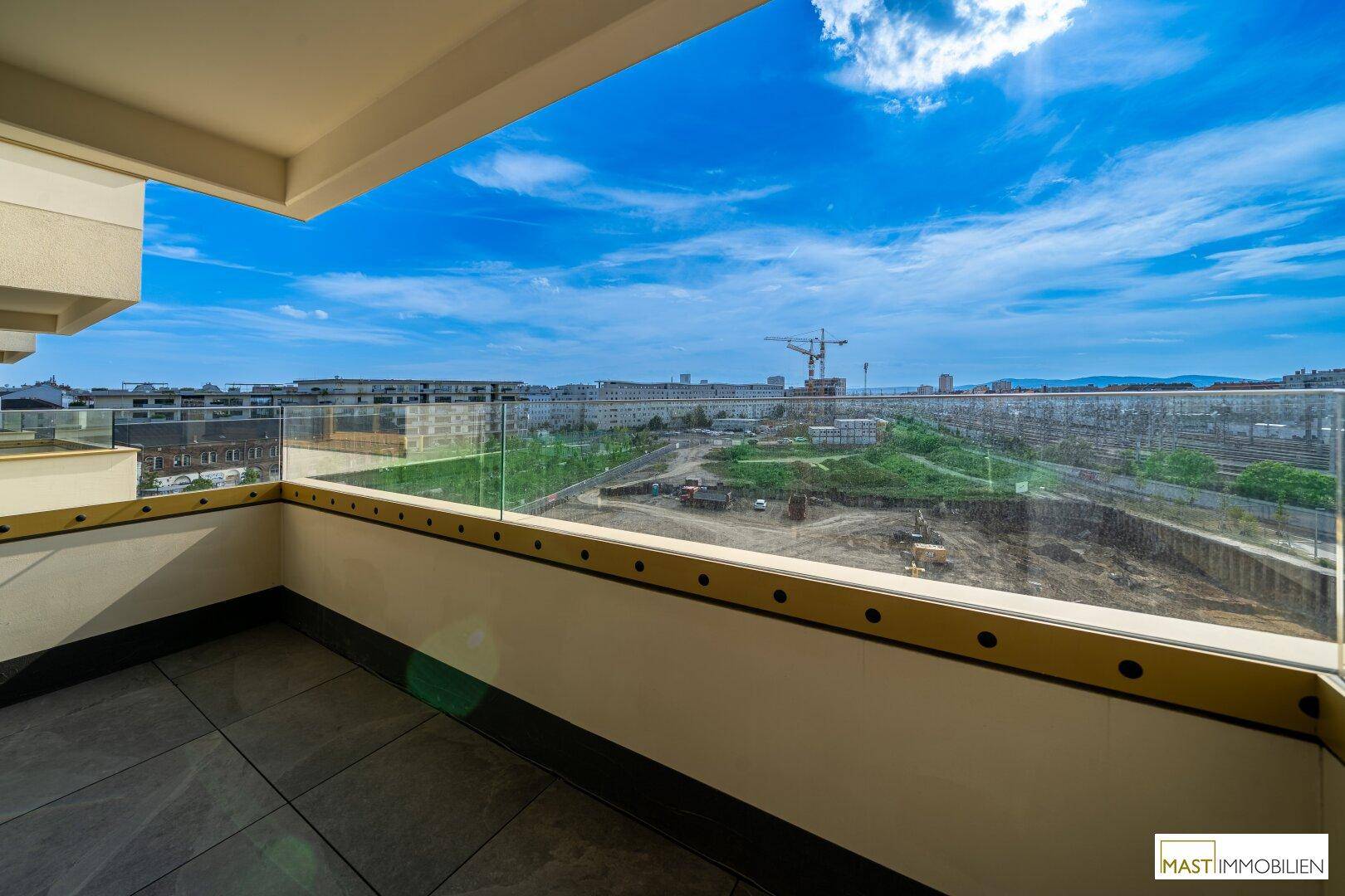 Detailansicht der Terrasse mit weitem Blick auf die Stadt und umliegende Bauprojekte.