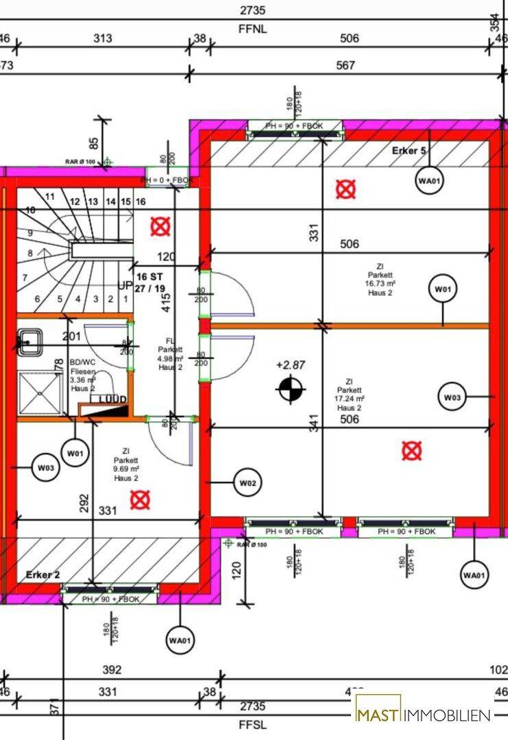 Grundriss eines Obergeschosses mit Treppenaufgang, Badezimmer und mehreren Zimmern.