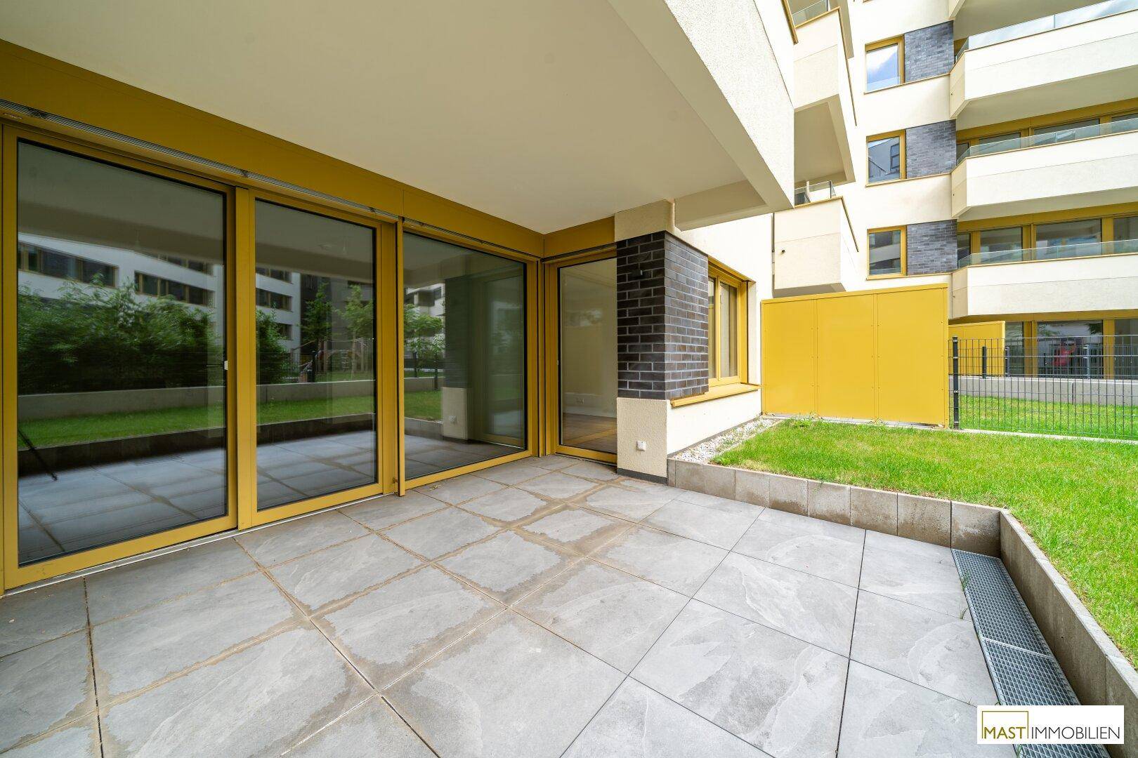 Großzügige geflieste Terrasse im Erdgeschoss mit direktem Zugang zum privaten Gartenbereich.