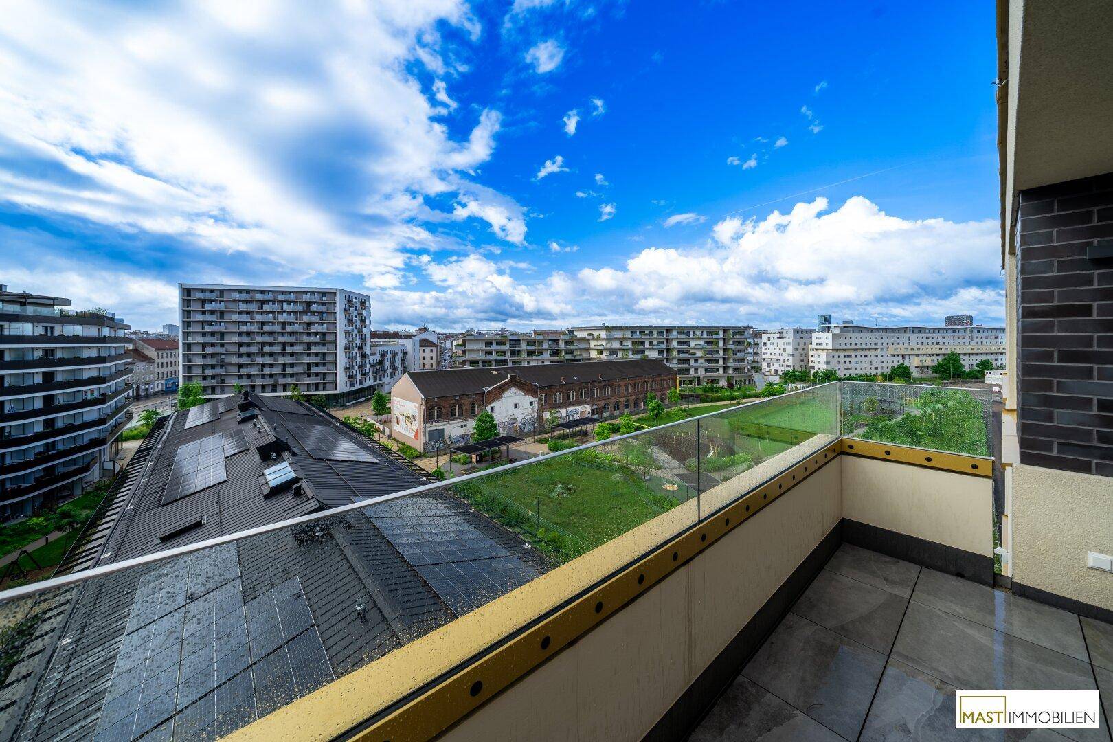 Geräumiger Balkon mit urbanem Ausblick und viel Tageslicht.