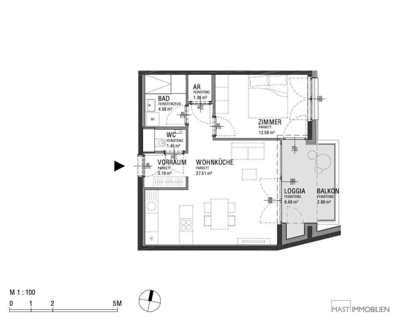 Detaillierter Grundriss einer Wohnung mit offener Wohnküche, Schlafzimmer, Bad und Balkon.