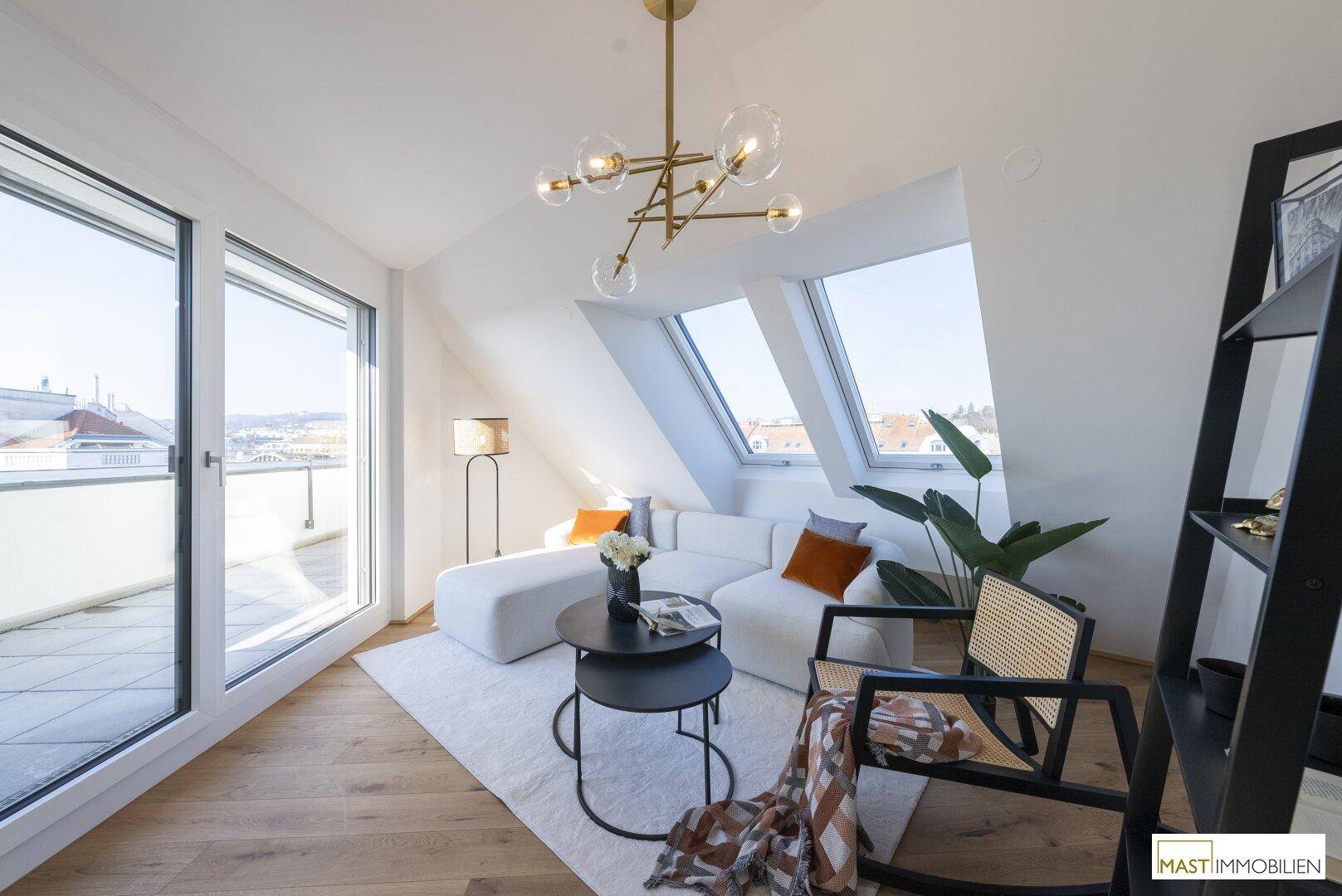 Helles Wohnzimmer mit weißem Sofa, modernen Tischen und Zugang zu einer sonnigen Dachterrasse.
