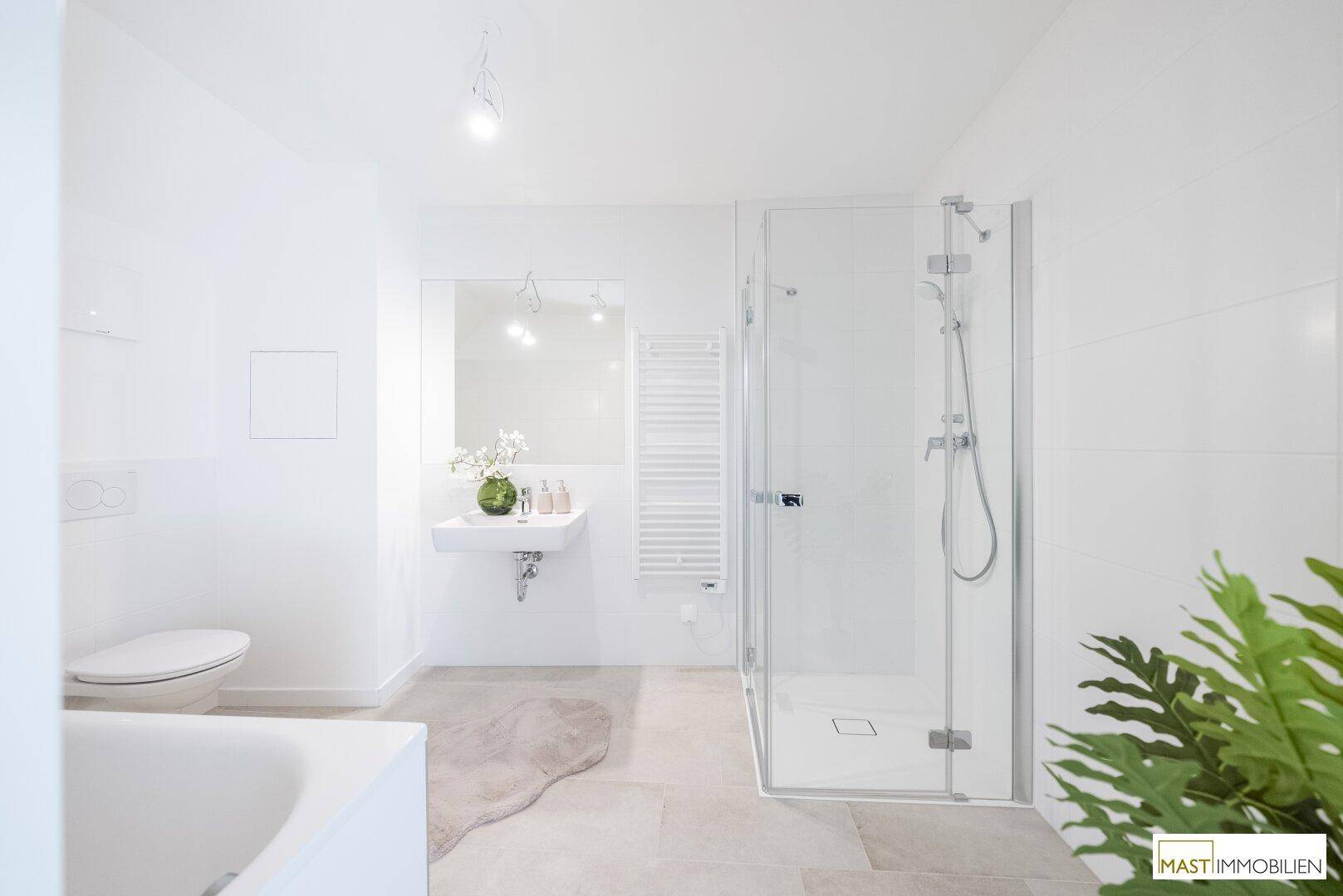 Modernes Badezimmer mit Dusche, Badewanne, Waschbecken und beheiztem Handtuchhalter in hellem Design.