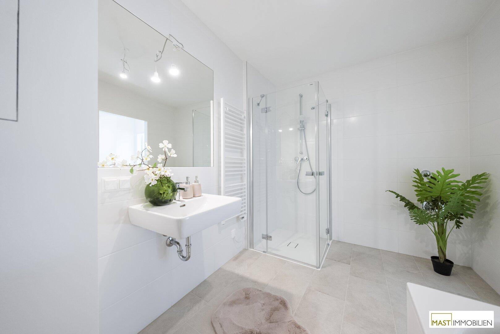 Helles modernes Badezimmer mit Dusche, Waschbecken und großem Spiegel, ausgestattet mit Fliesenboden.