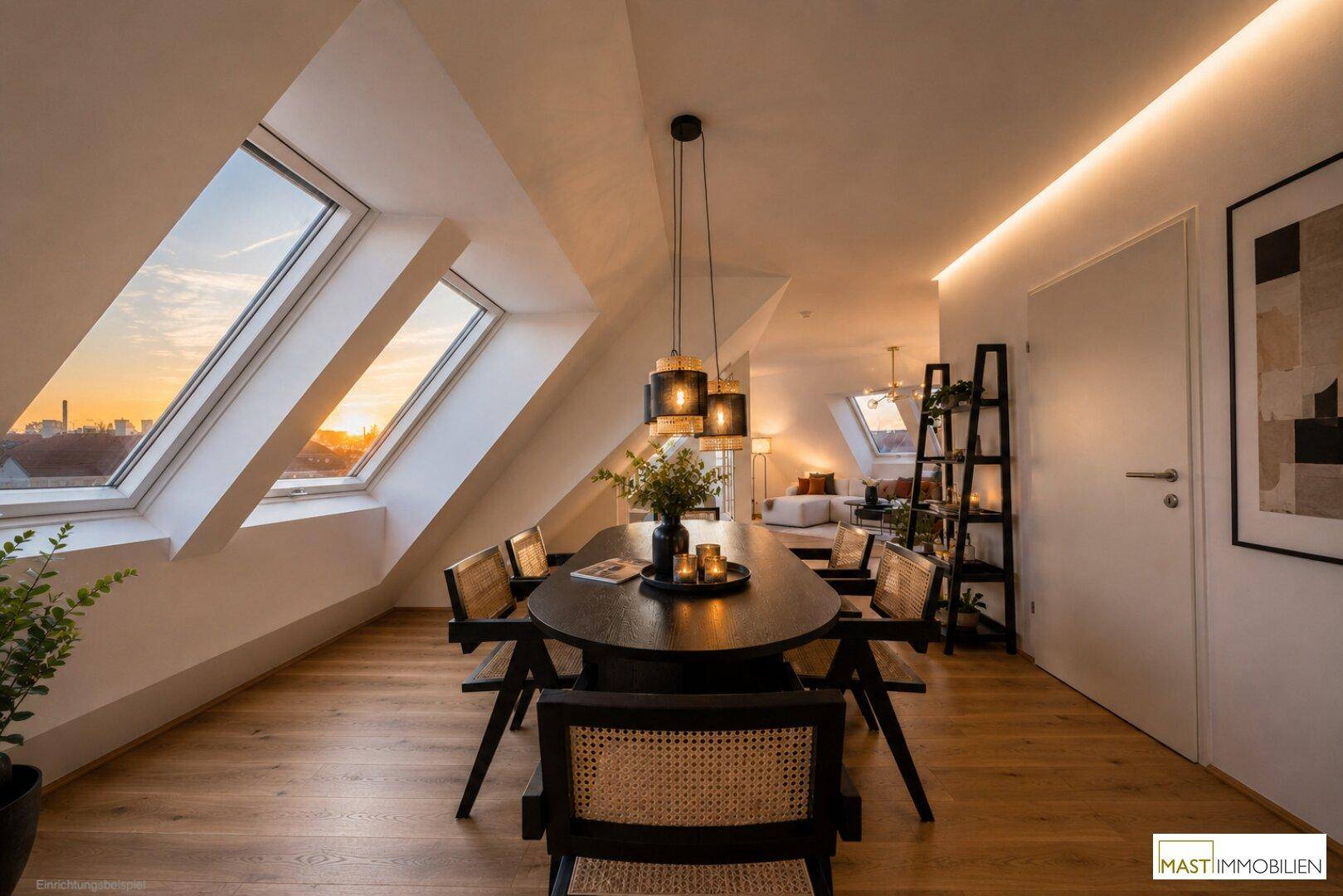 Moderner Essbereich mit Holzboden, Dachfenstern und stilvollen dunklen Möbeln unter schrägen Decken.