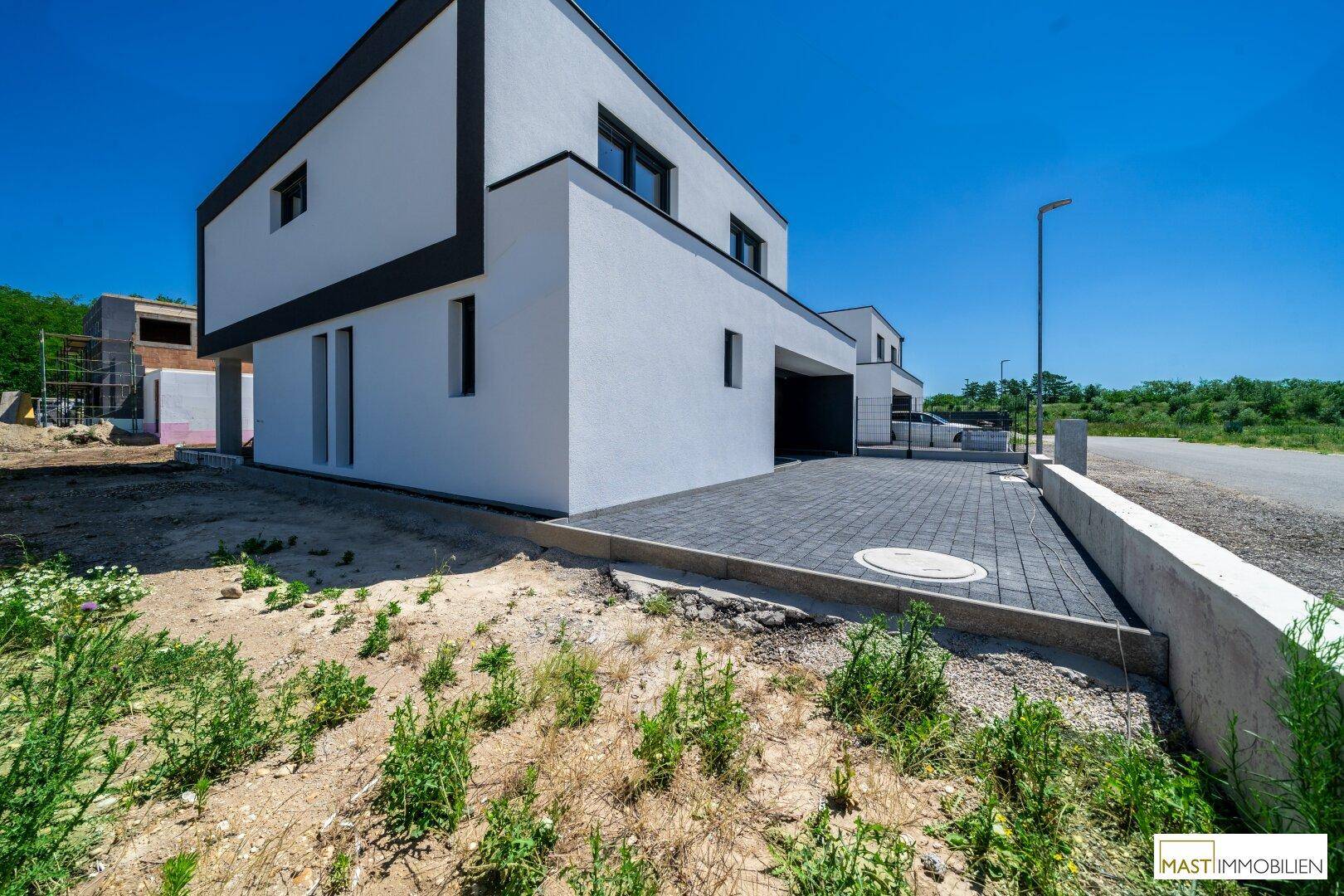 Neubau in Strasshof! Belagsfertiges Einfamilienhaus mit 149 m² Wohnfläche, Terrasse &amp; 2 PKW-Stellplätzen – zentrale Lage nahe Wien - Ansicht 2