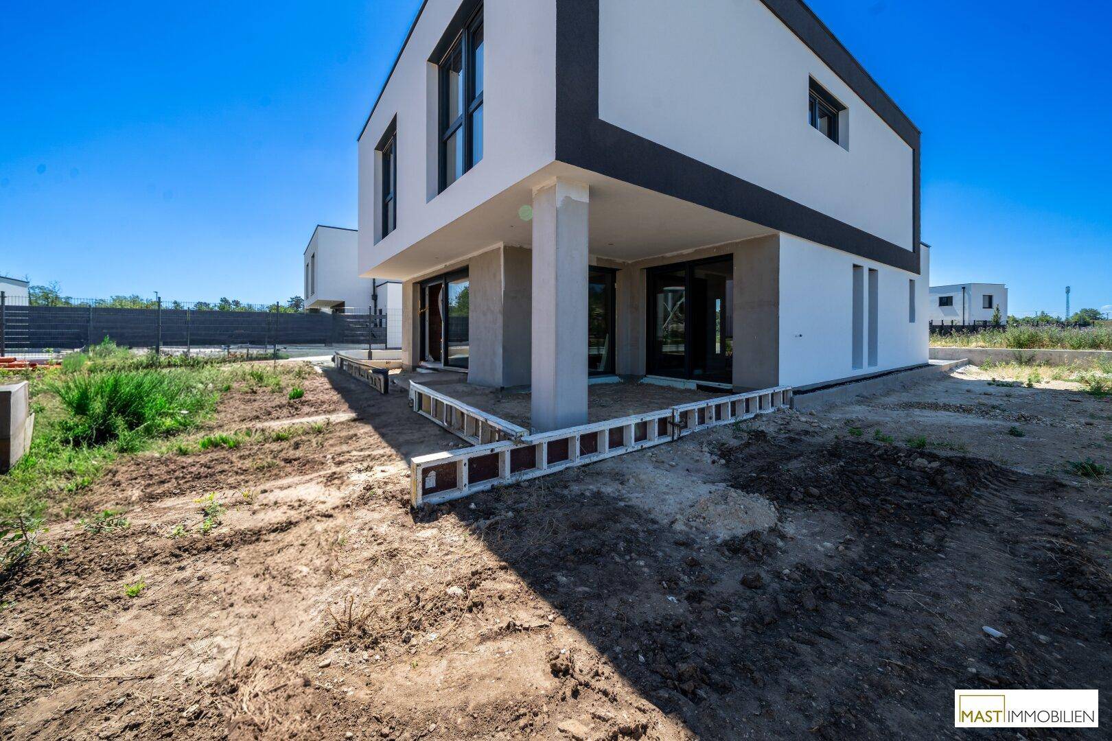 Neubau in Strasshof! Belagsfertiges Einfamilienhaus mit 149 m² Wohnfläche, Terrasse &amp; 2 PKW-Stellplätzen – zentrale Lage nahe Wien - Ansicht 3