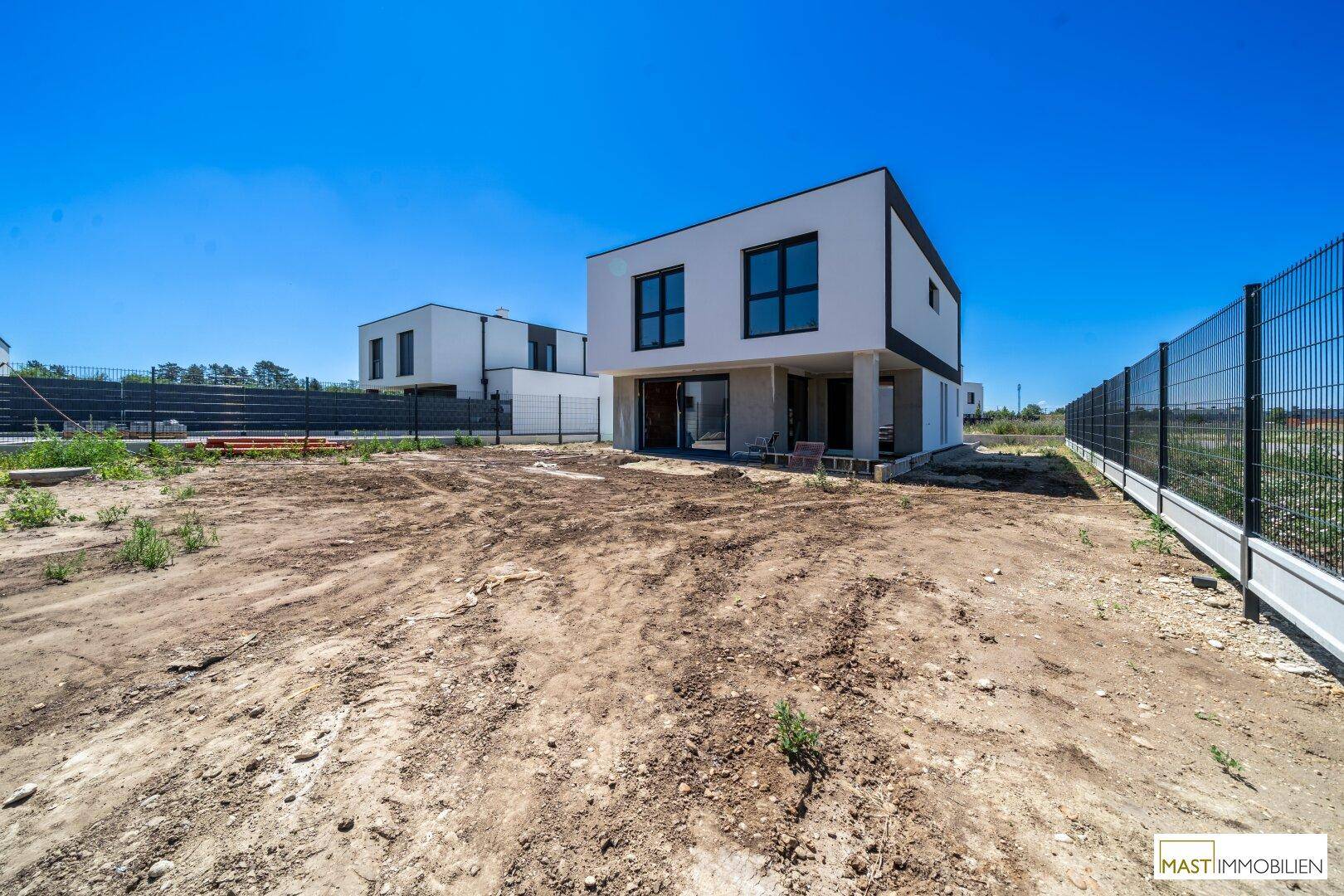 Neubau in Strasshof! Belagsfertiges Einfamilienhaus mit 149 m² Wohnfläche, Terrasse &amp; 2 PKW-Stellplätzen – zentrale Lage nahe Wien - Ansicht 4