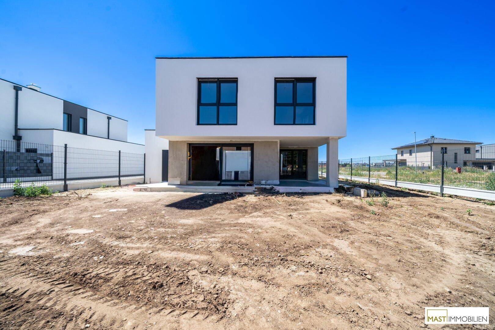 Neubau in Strasshof! Belagsfertiges Einfamilienhaus mit 149 m² Wohnfläche, Terrasse &amp; 2 PKW-Stellplätzen – zentrale Lage nahe Wien - Ansicht 5