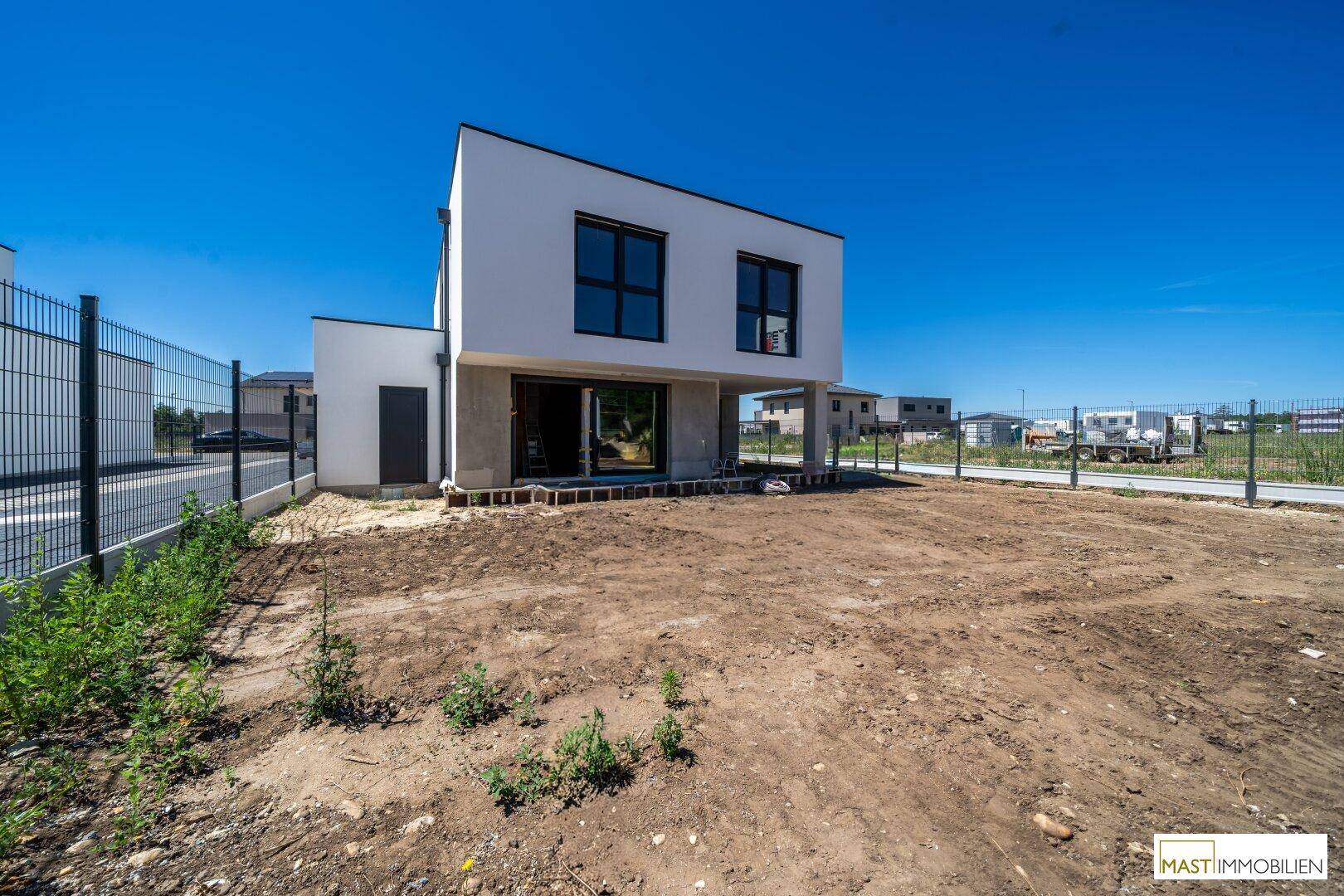Neubau in Strasshof! Belagsfertiges Einfamilienhaus mit 149 m² Wohnfläche, Terrasse &amp; 2 PKW-Stellplätzen – zentrale Lage nahe Wien - Ansicht 6