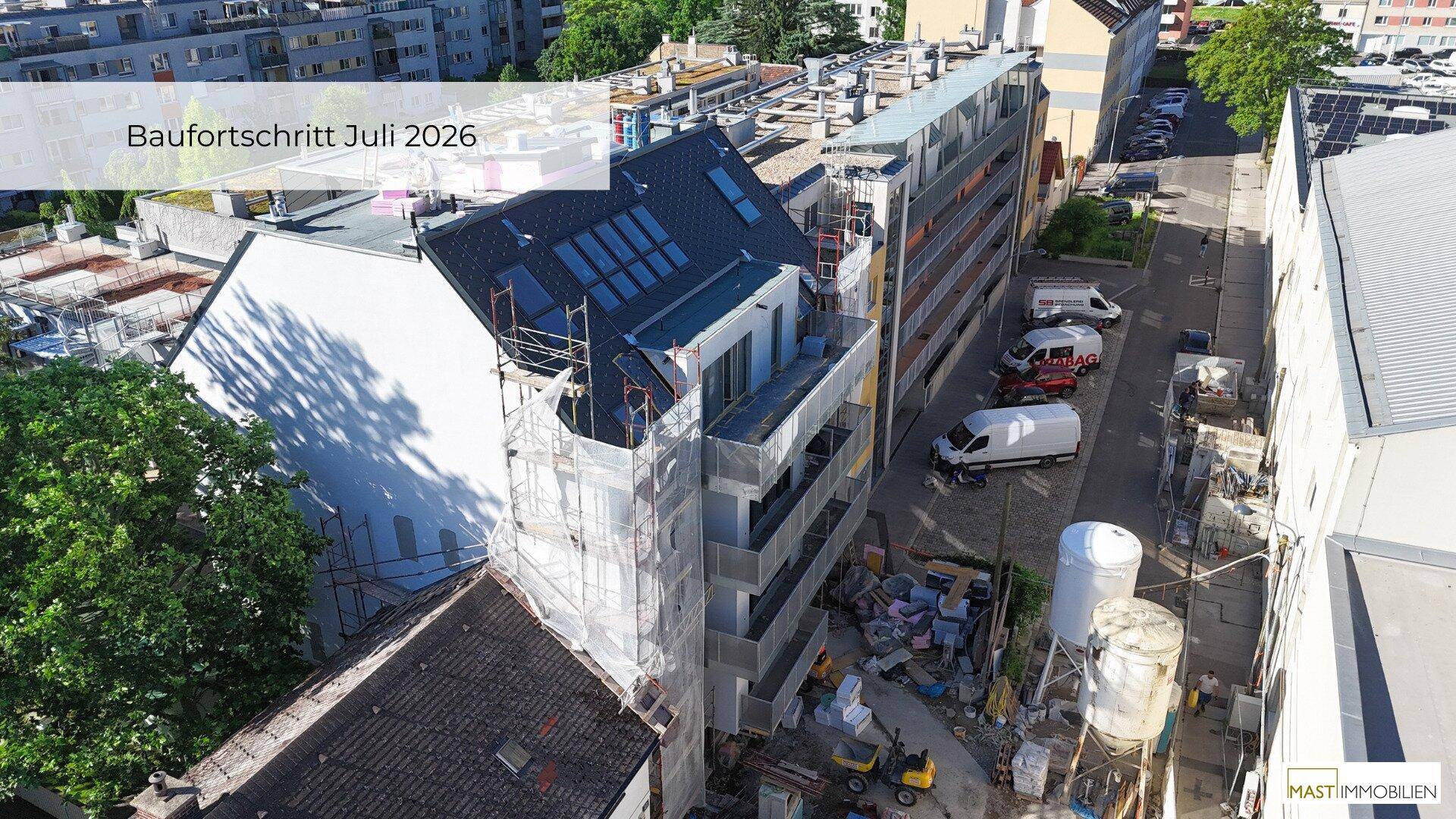 Überblick über eine Baustelle mit einem im Bau befindlichen modernen Gebäude und Gerüst in der Stadt.