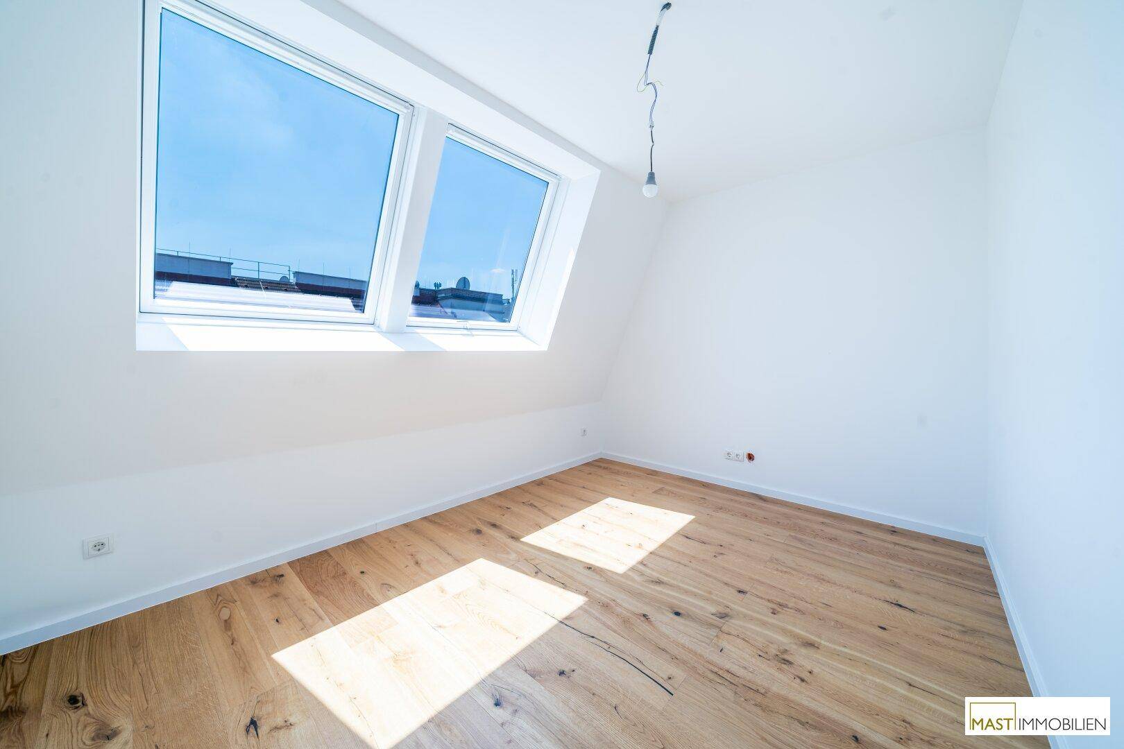Helles Zimmer mit Holzboden und zwei Dachfenstern, ideal als Schlaf- oder Arbeitszimmer, sehr ruhig.