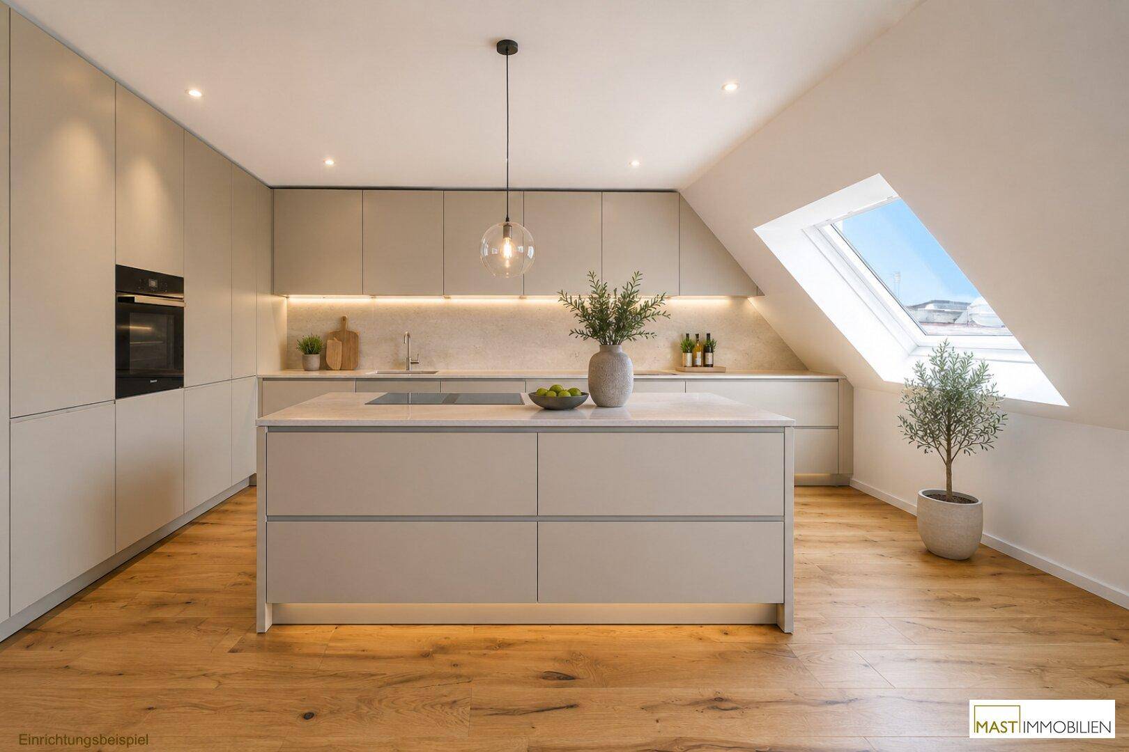 Moderne Küche mit Kücheninsel, Einbaugeräten und einem hellen Dachfenster, sehr funktional und stilvoll.