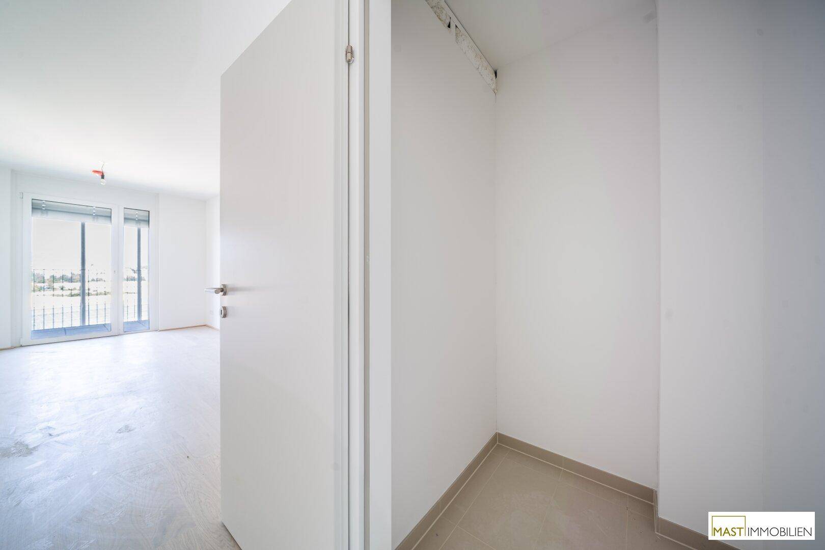 Praktischer Abstellraum mit Fliesenboden, ideal für zusätzlichen Stauraum.