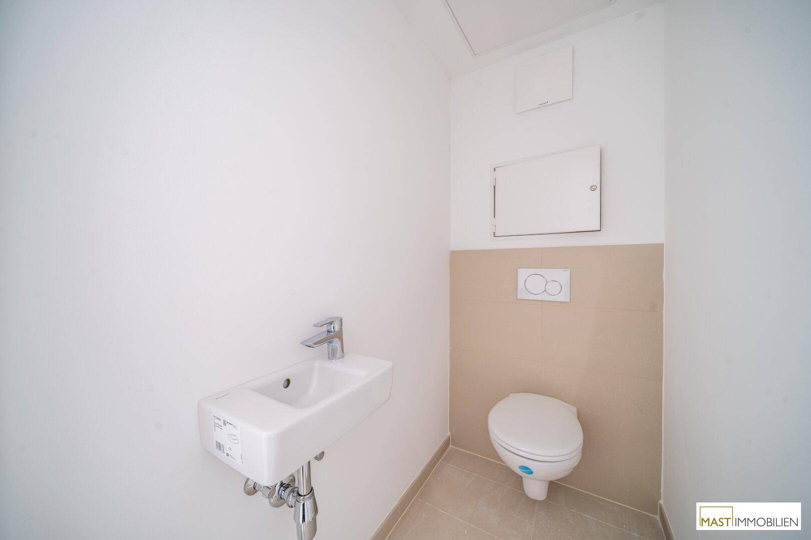 Kleines Gäste-WC mit wandhängender Toilette und kompaktem Waschbecken.
