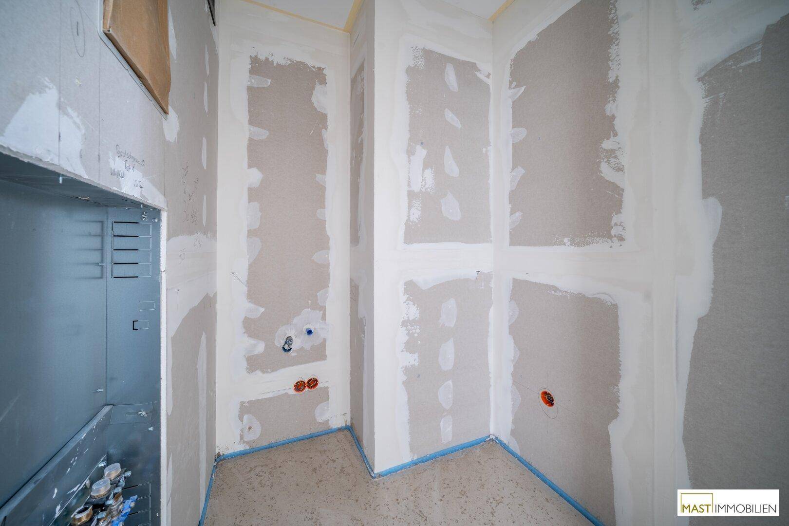 Kleiner Rohbau-Raum mit sichtbaren Sanitäranschlüssen, ideal für ein Gäste-WC oder kleines Bad.
