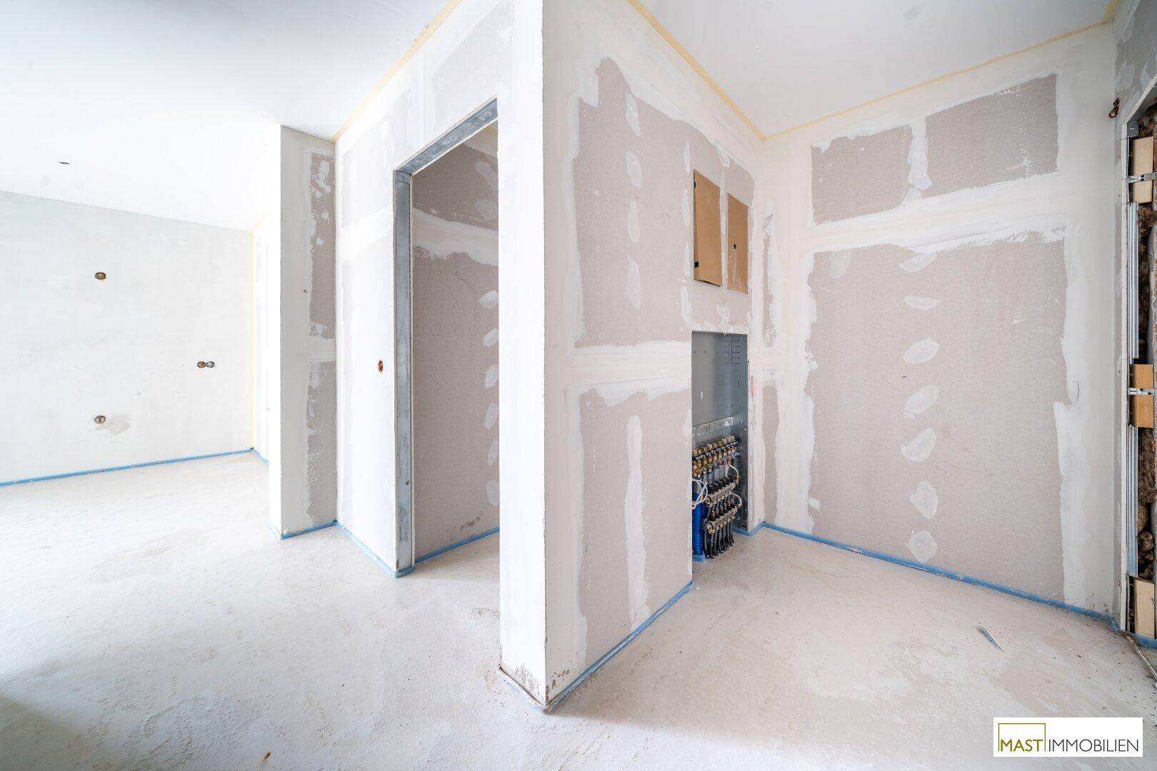 Unfertiger Bereich mit sichtbaren Installationen, möglicherweise für Heizung oder Sanitäranlagen.