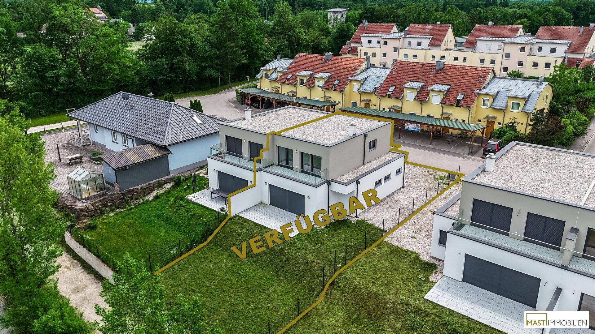 Luftaufnahme eines modernen Doppelhauses mit Garten, markiert als verfügbar, in grüner Umgebung.