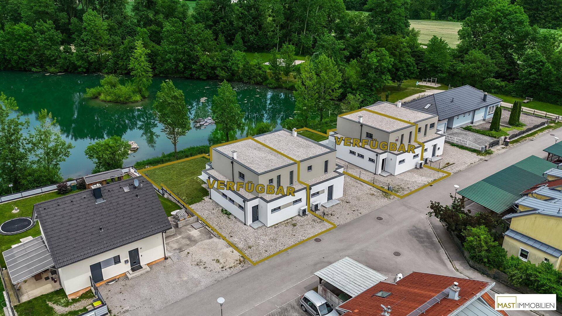 Verfügbare moderne Häuser in Seenähe mit Blick auf die Natur und die umliegende Wohngegend.