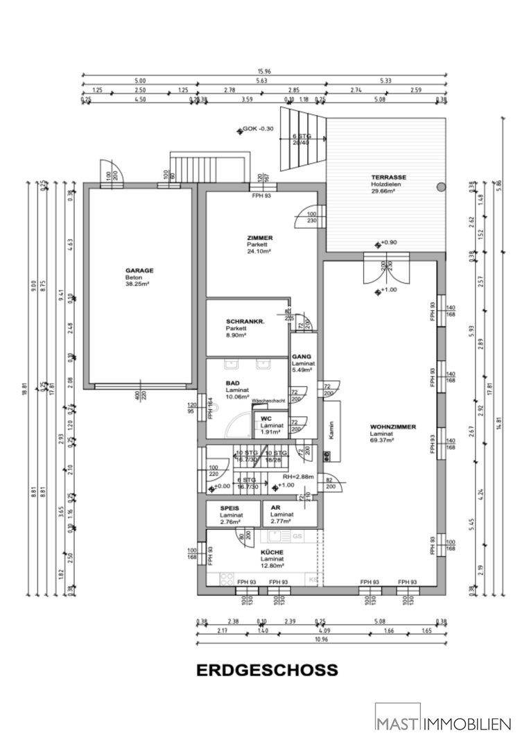 Grundriss des Erdgeschosses mit Garage, offenem Wohnbereich, Küche und einer großen Terrasse.