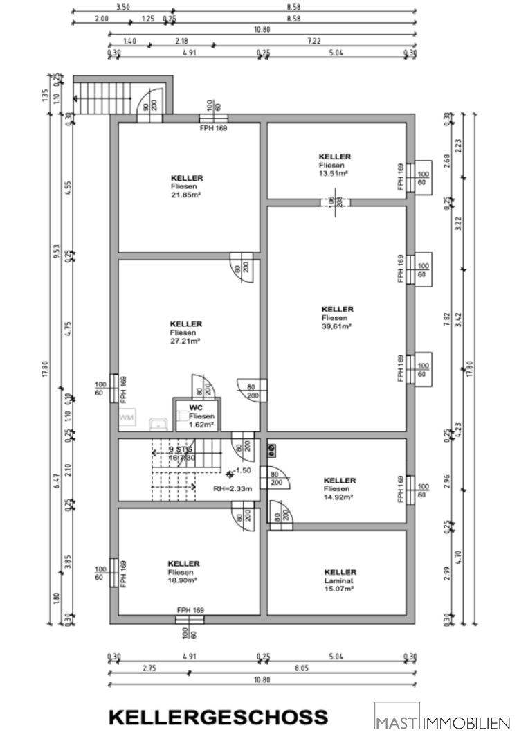 Grundriss des Kellergeschosses mit mehreren Kellerräumen, einem separaten WC und verschiedenen Bodenbelägen.