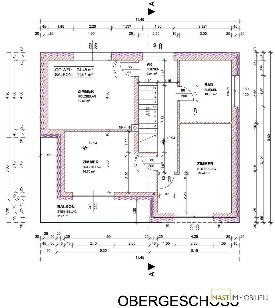 Grundriss des Obergeschosses mit drei Zimmern, Bad und Balkon.