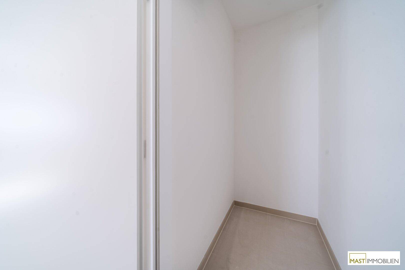 Kleiner, leerer Raum mit Fliesenboden, ideal als Abstellkammer oder begehbarer Schrank nutzbar.