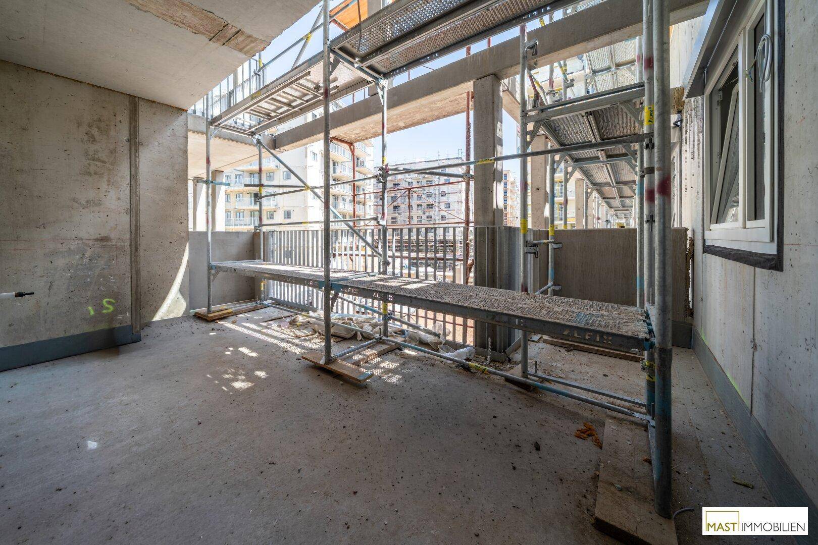 Balkon im Bauzustand mit Gerüst, bietet zukünftig einen Außenbereich zum Entspannen.