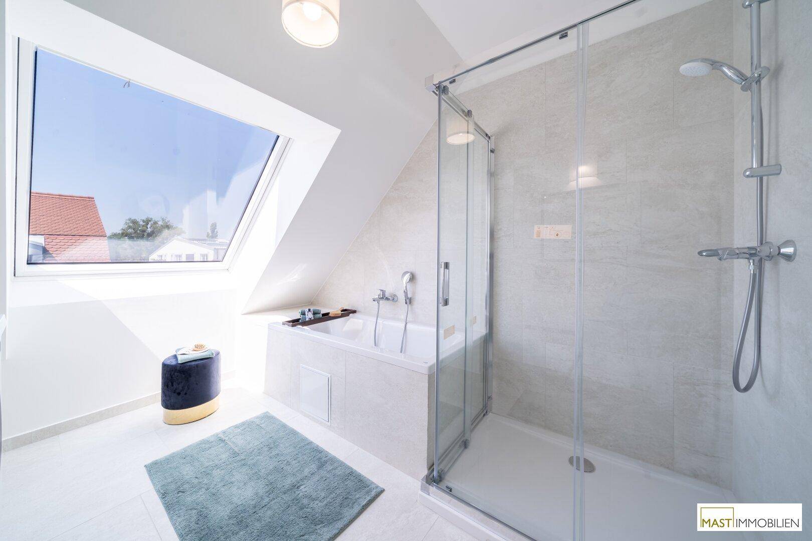 Modernes Badezimmer mit Badewanne, Duschkabine und großem Dachfenster.