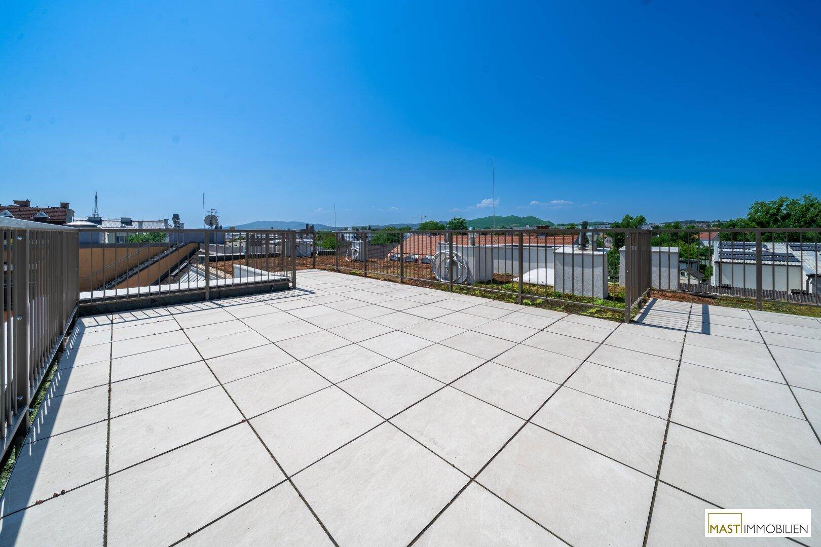 Große Dachterrasse mit Panoramablick, ideal für Entspannung und Unterhaltung im Freien.