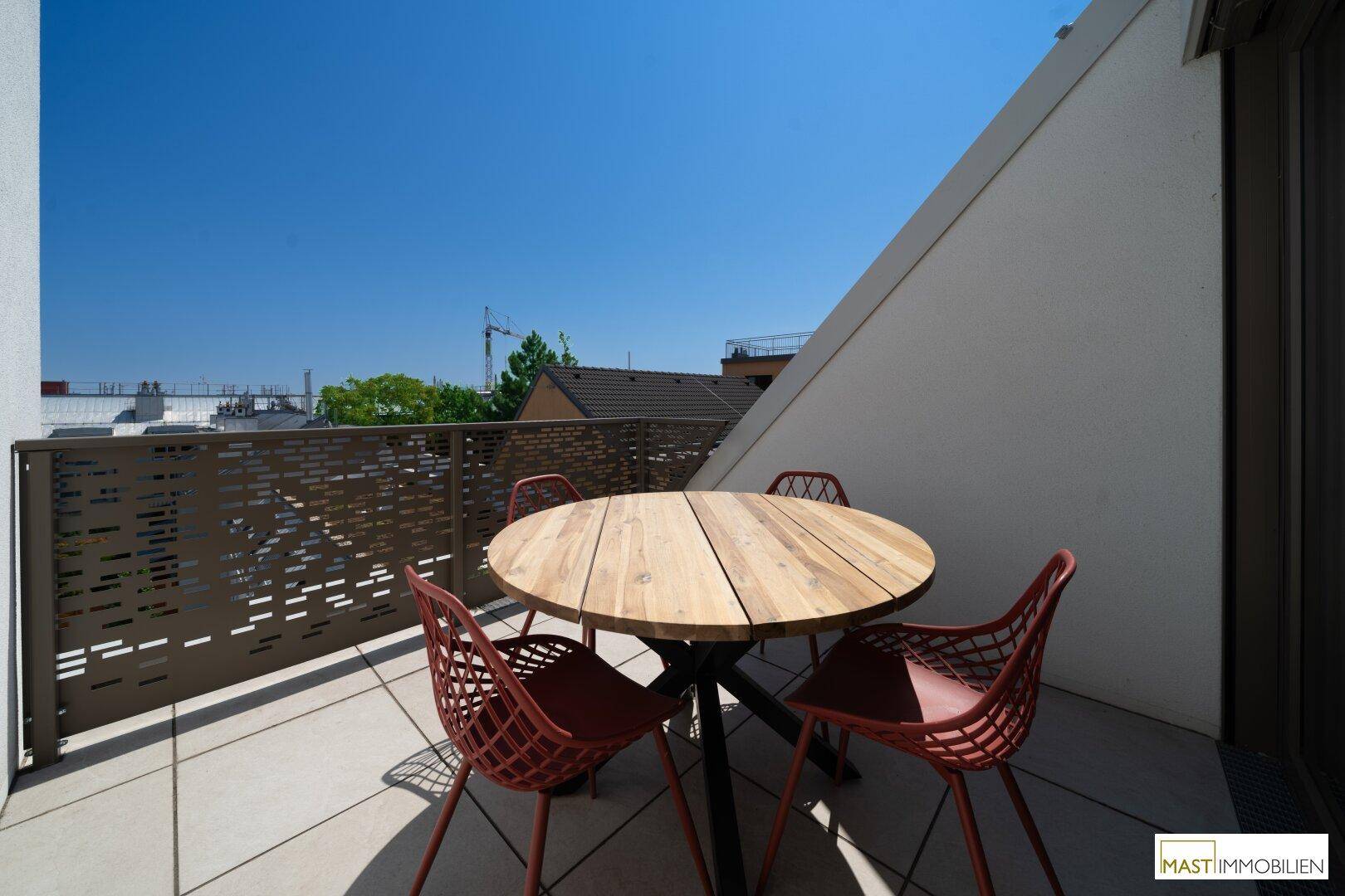 Geräumige Dachterrasse mit Esstisch und Stühlen, perfekt für Mahlzeiten im Freien.