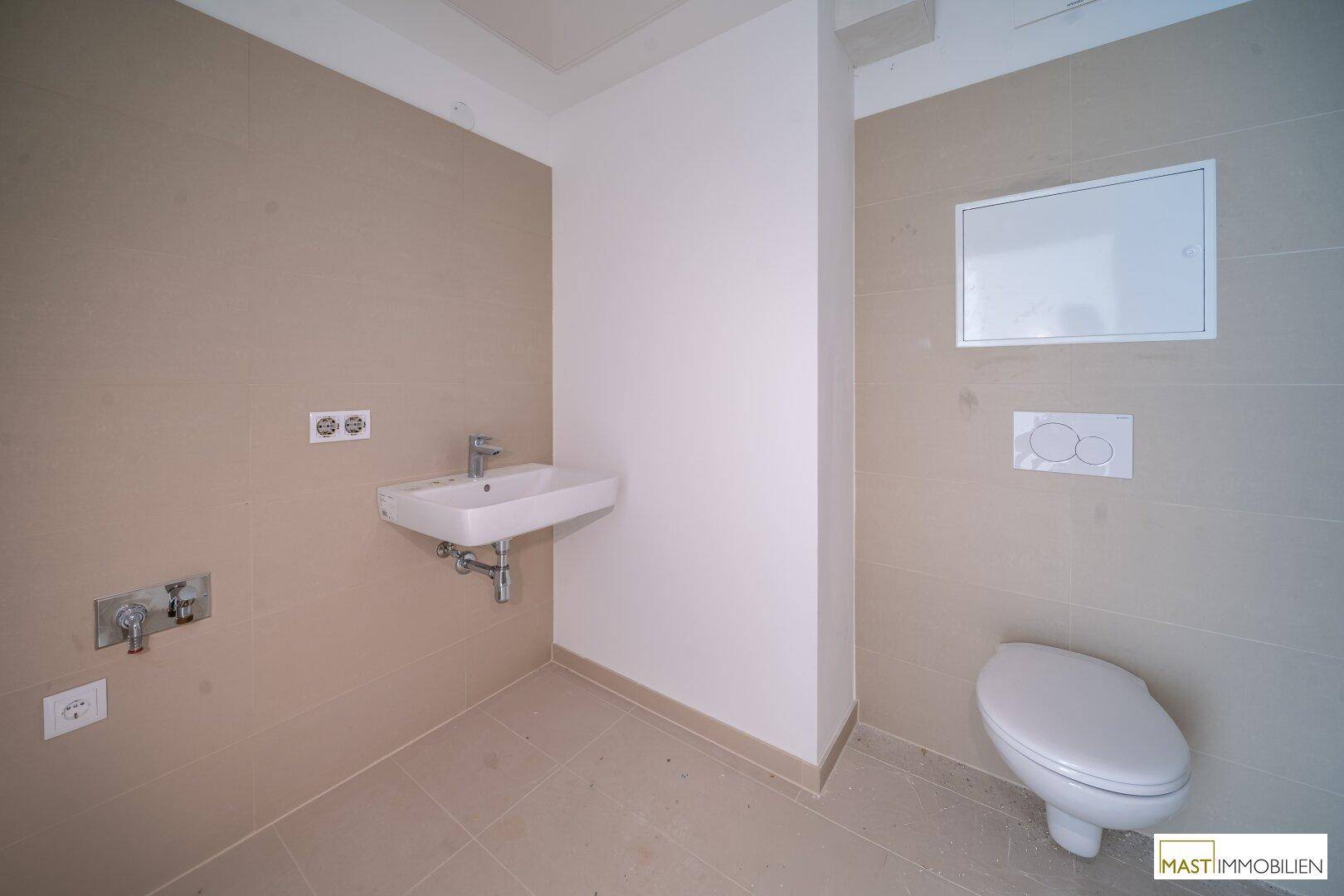 Modernes Gäste-WC mit Wand-WC und Waschbecken in neutralen Farbtönen.
