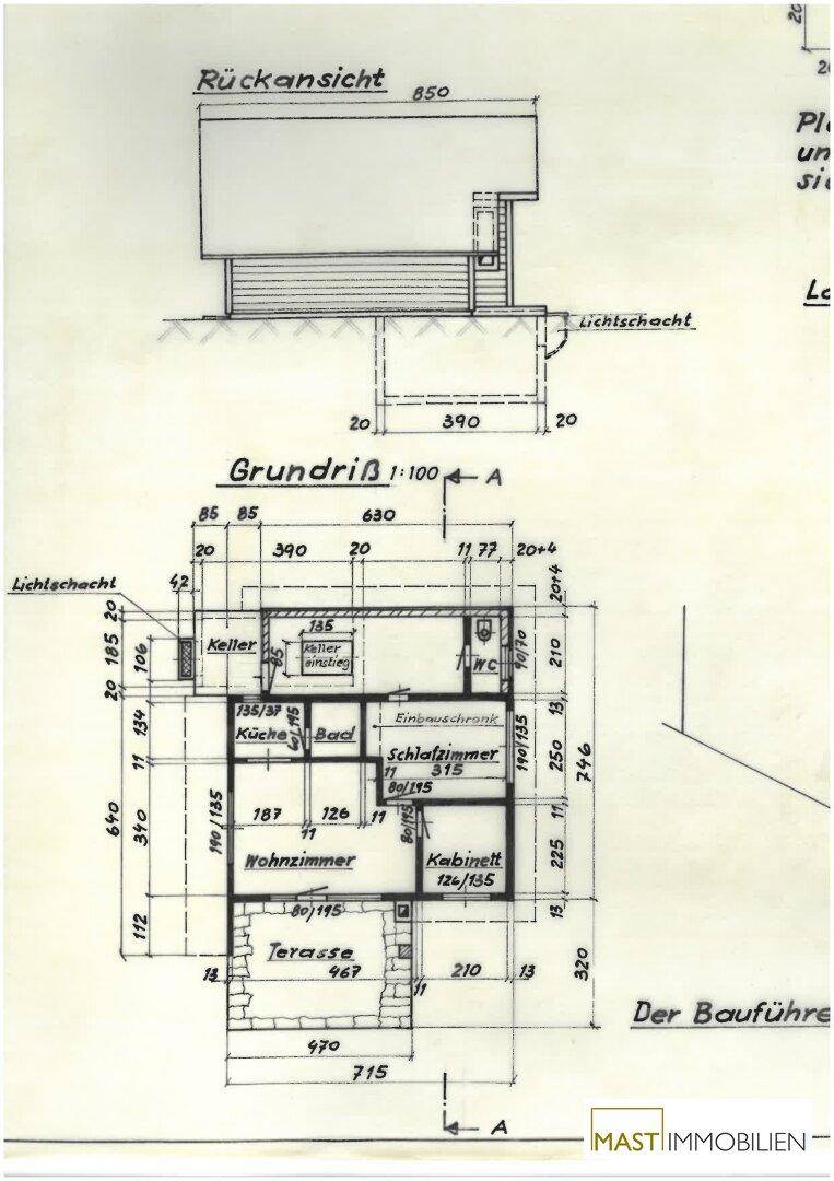 Grundriss und Rückansicht des Gebäudes mit Raumaufteilung und Terrasse.