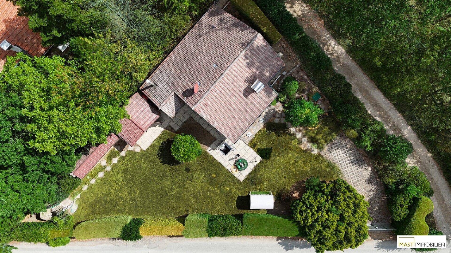 Übersicht aus der Vogelperspektive des Hauses mit Garten und der umliegenden grünen Landschaft.