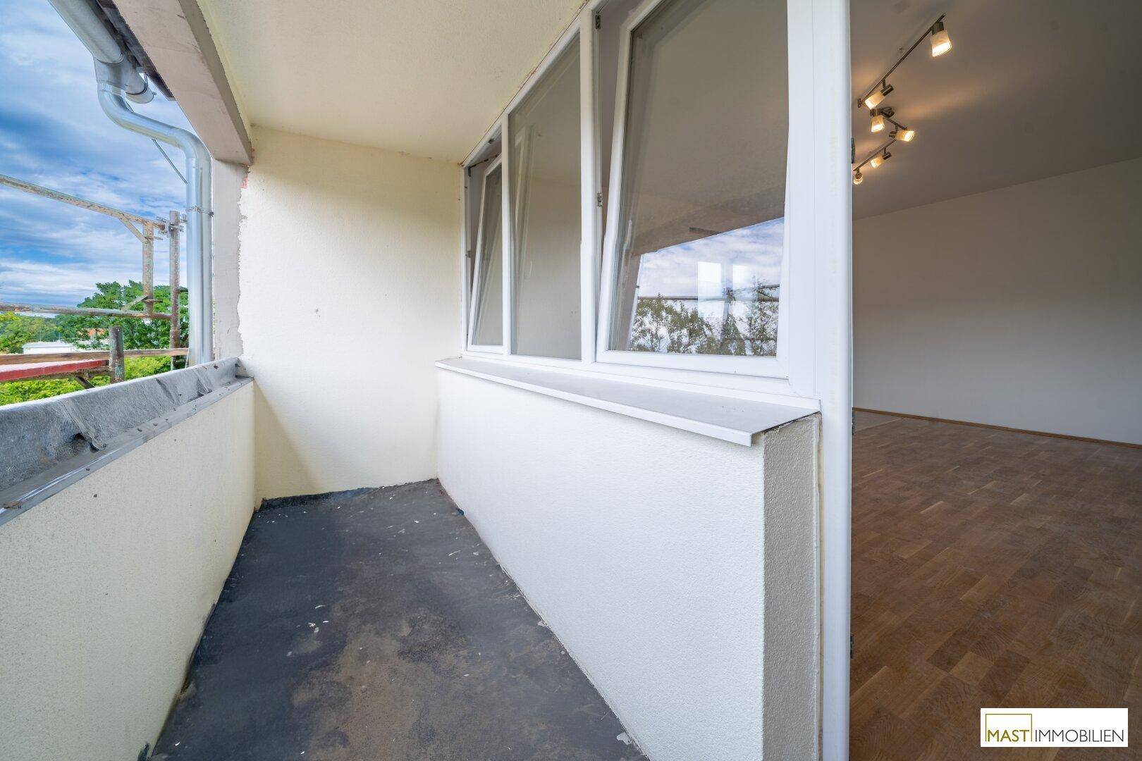 Kleiner Balkon mit Blick auf die Umgebung und direktem Zugang zum Wohnbereich.