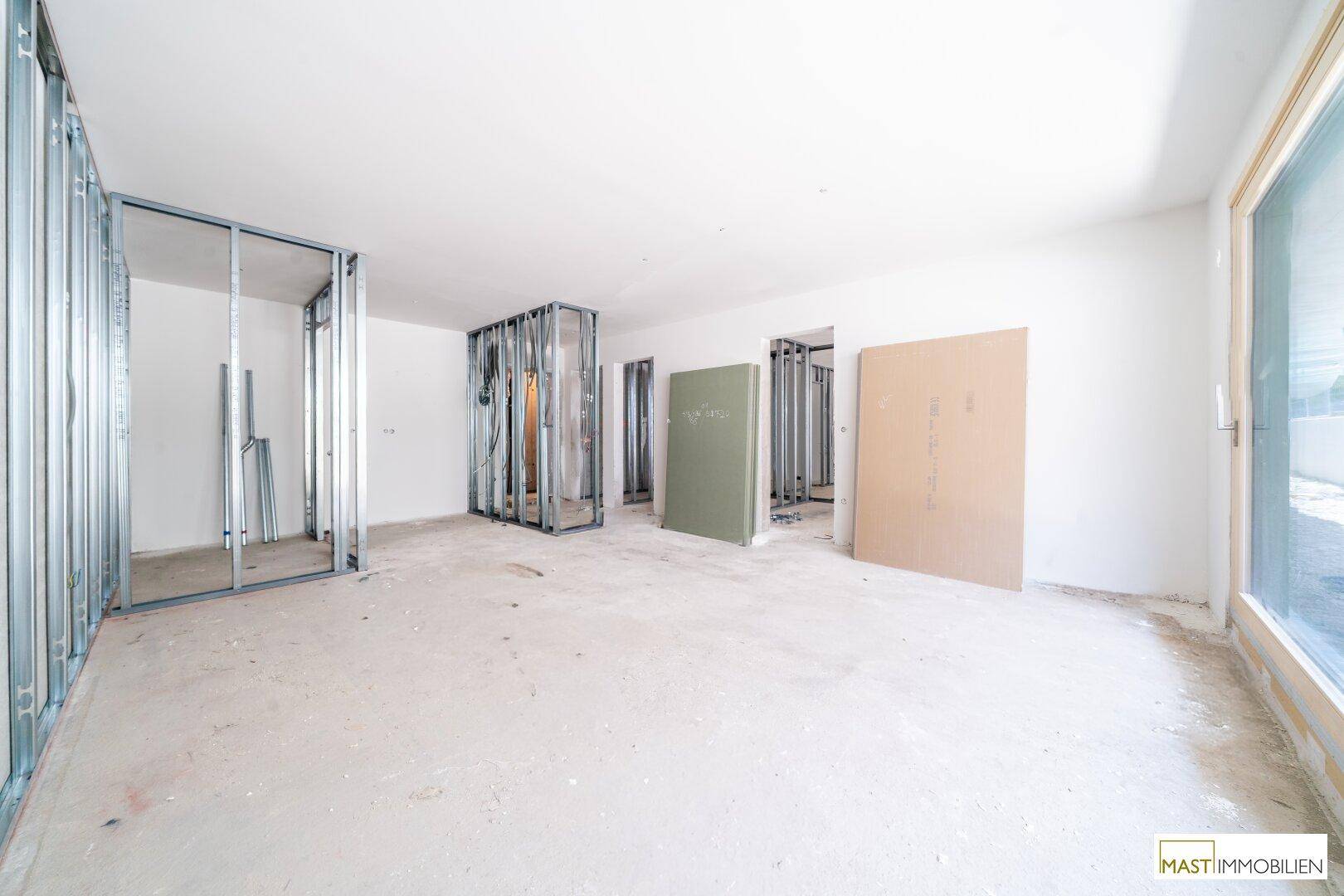 Großer, unfertiger Innenraum mit Metallständerwerk für zukünftige Wände.