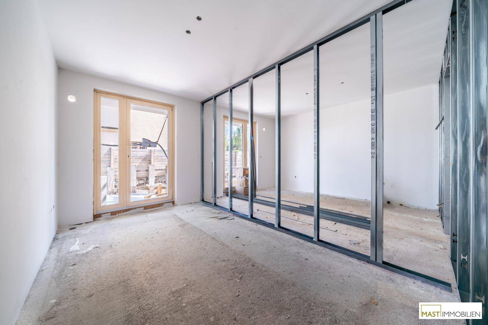 Großer Rohbau-Bereich mit Metallständerwerk, das die zukünftige Raumaufteilung andeutet.