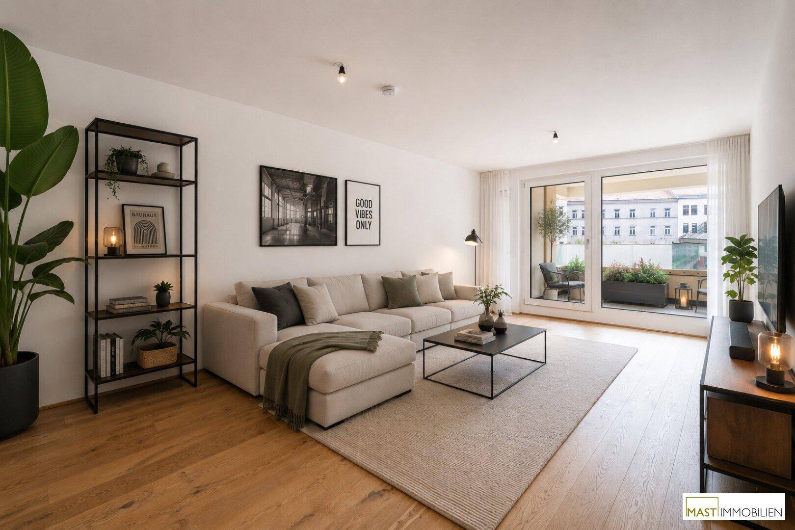 Helles Wohnzimmer mit großem Ecksofa, Holzboden und Zugang zu einem möblierten Balkon.
