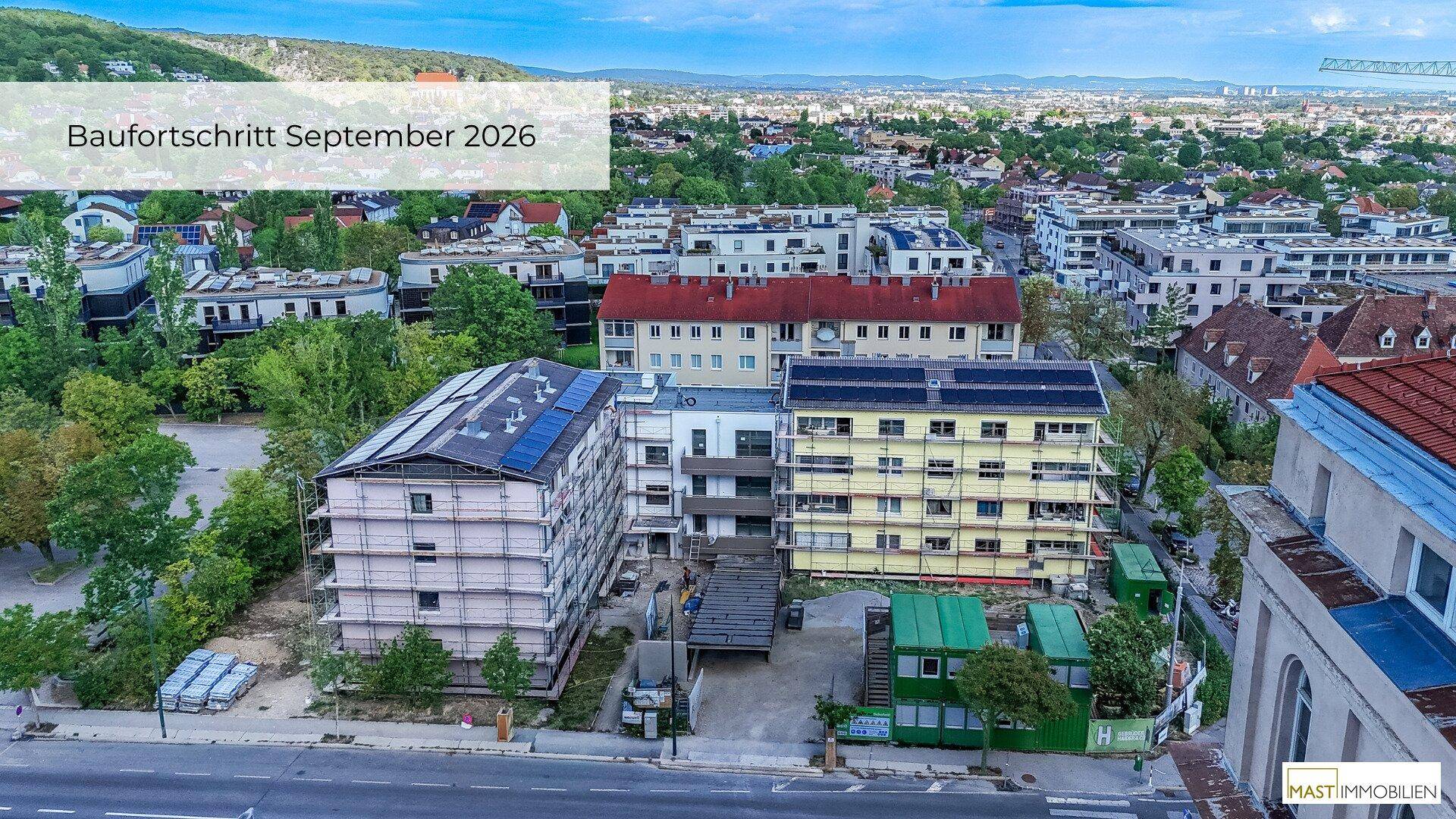 Überblick aus der Luft über den Baufortschritt im September 2026, mit Fokus auf die umliegende Bebauung.