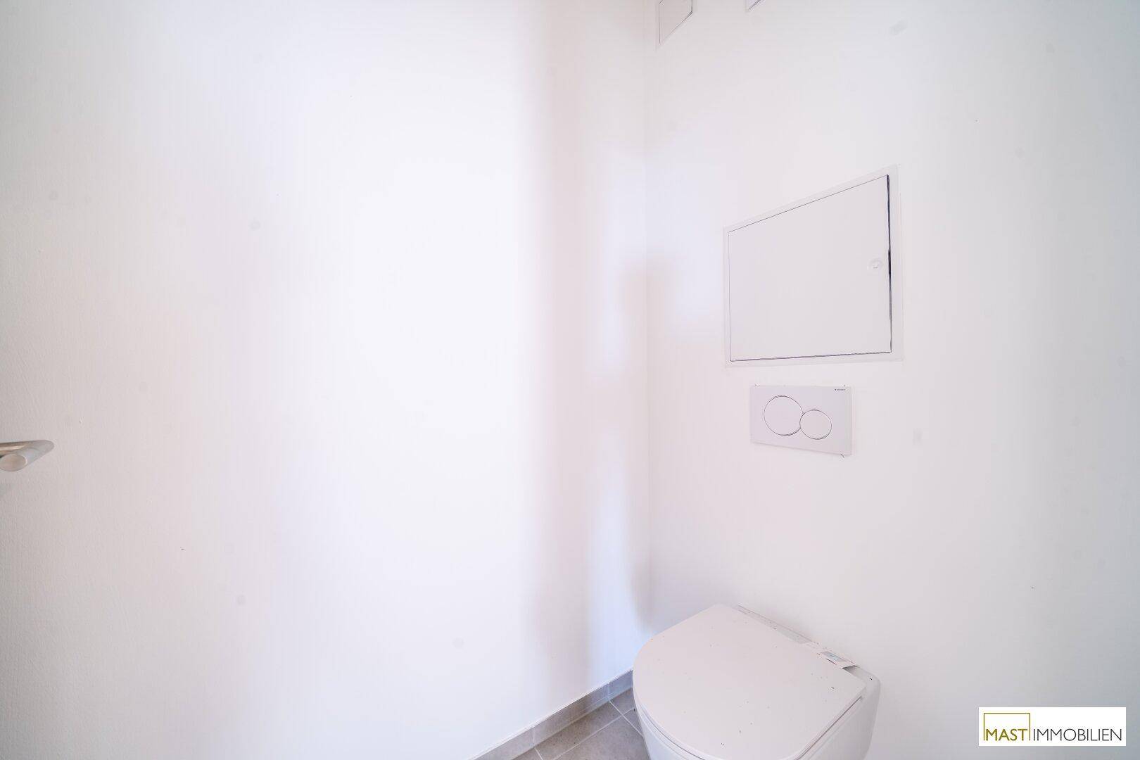 Separates WC mit wandhängender Toilette und minimalistischem Design, praktisch und funktional.