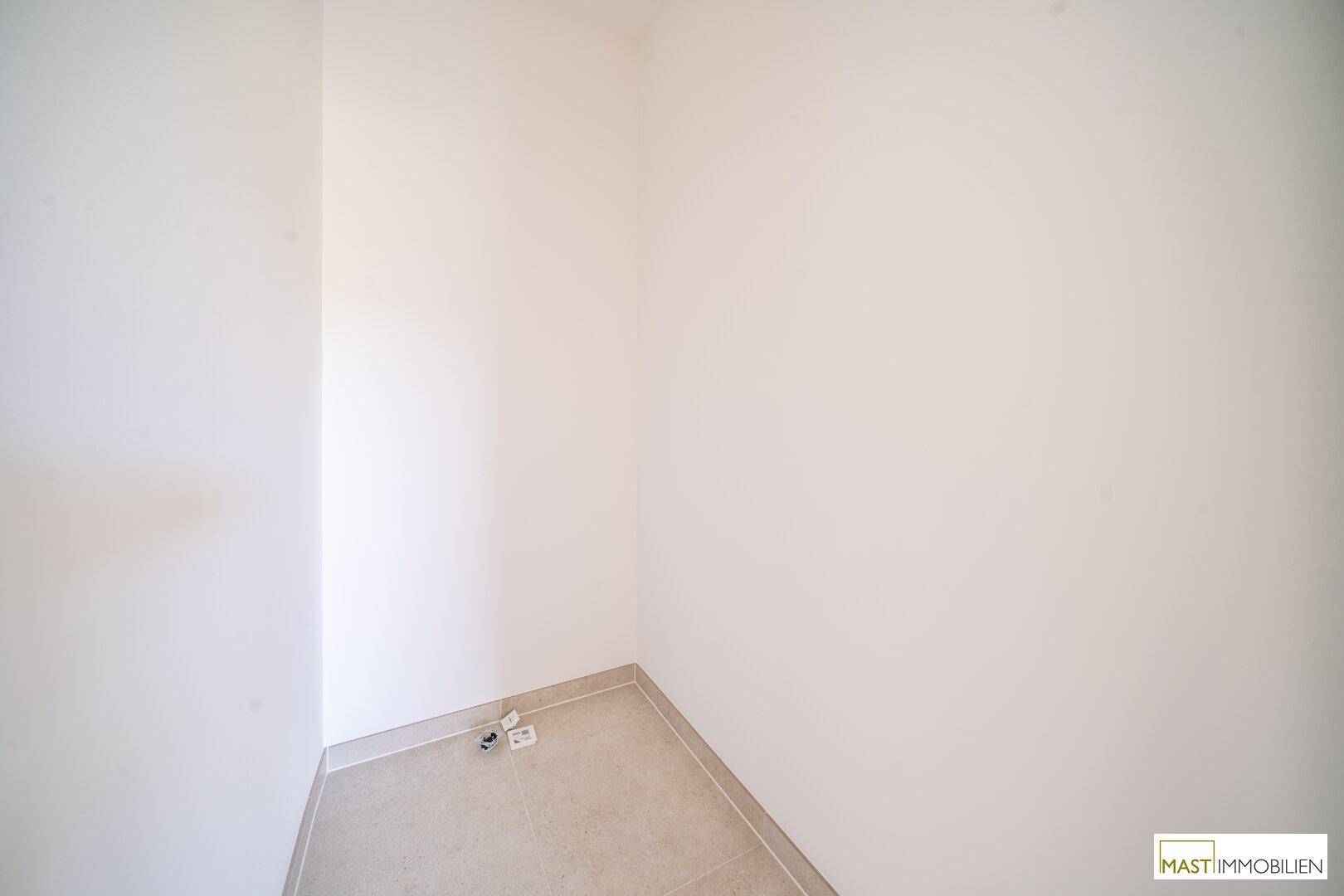 Kleiner Abstellraum mit Fliesenboden und weißen Wänden, ideal für zusätzlichen Stauraum.