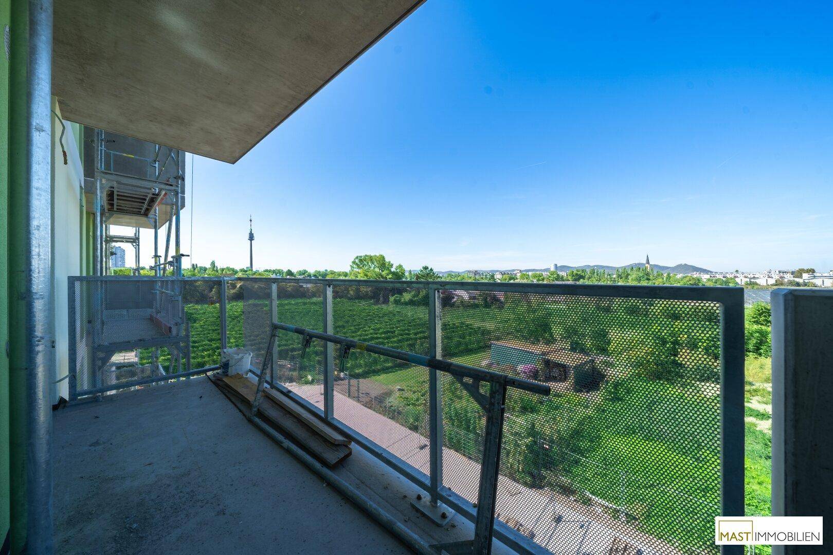 Balkon mit weitem Blick über Weinberge und die Stadt, noch im Bau befindlich.