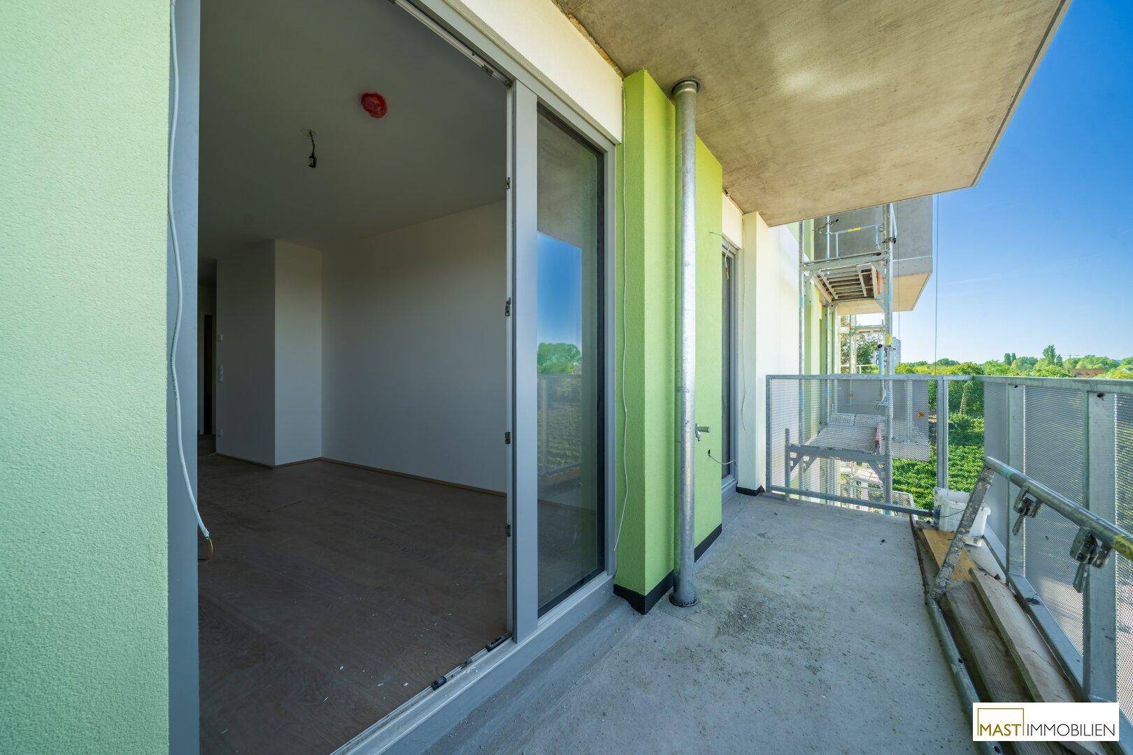 Balkon mit Zugang vom Innenraum, bietet eine schöne Aussicht auf die umliegende Landschaft.