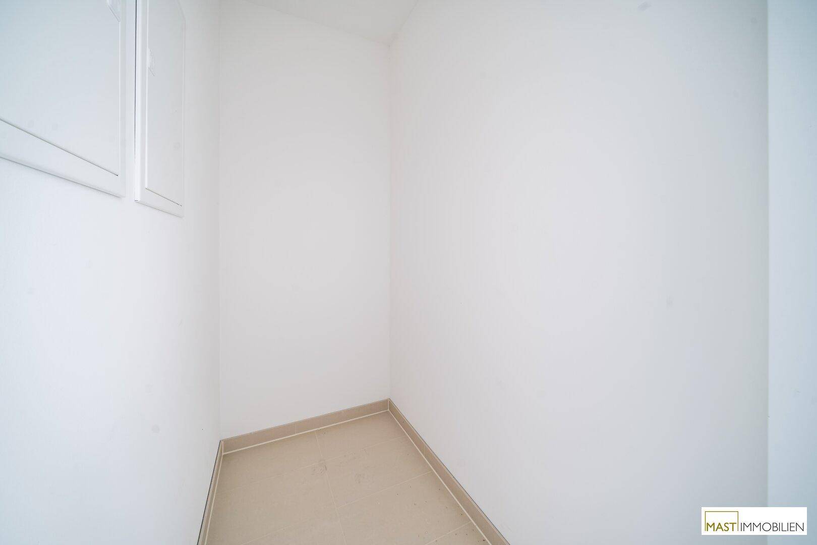 Kleiner, leerer Raum mit Fliesenboden und weißen Wänden, ideal als Abstellraum.