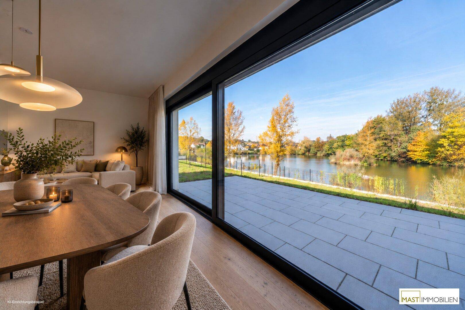 Moderner Wohn- und Essbereich mit großen Schiebetüren und direktem Zugang zur Terrasse mit Seeblick.