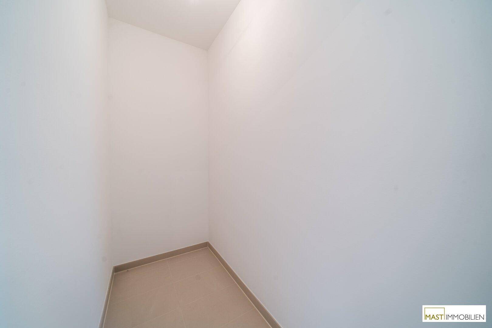 Kleiner, leerer Abstellraum mit Fliesenboden, ideal für zusätzlichen Stauraum im Haushalt.