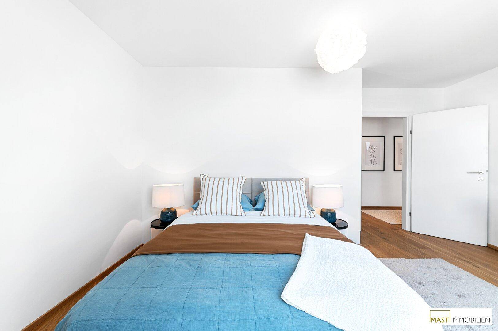 Einladendes Schlafzimmer mit komfortablem Doppelbett und Nachttischen, hell und modern.